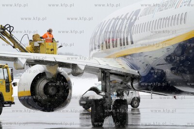 Wiosna w zimowej szacie w Porcie Lotniczym Gdansk im....