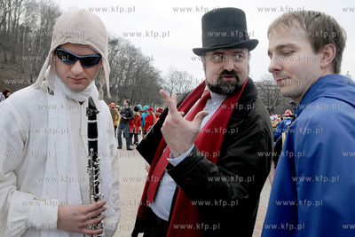 Zawieszenie wiechy na Teatrze Muzycznym w Gdyni. Nz....