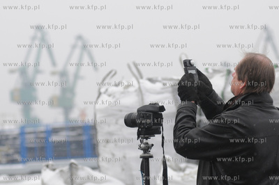 Gdynia. Fotoreporter Chris Niedenthal fotografuje Dworzec...