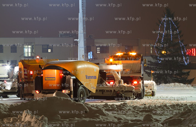 Zima na gdanskim lotnisku. Nz. Pojazdy Akcji Zima....