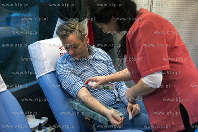 Final WOSP 2015. Prezydent Slupska Robert Biedron oddaje...