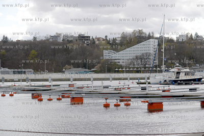 Opustoszala w czasie epidemii Marina Gdynia - basen...