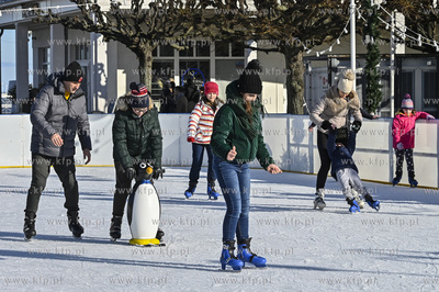 Sopot. Sloneczna niedziela w Sopocie. Lodowisko przy...