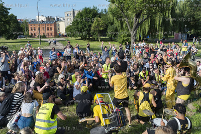 Gdańsk. Festiwal teatrów Ulicznych FETA. Always Drinking...