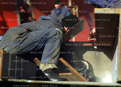 Stocznia Gdynia, spawacz podczas pracy.16.02.2002fot....