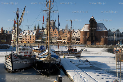 Zima w Gdansku, opustoszala marina jachtowa, w tle...