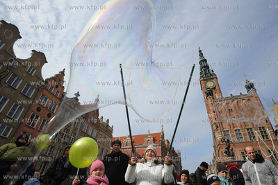 Festiwal baniek mydlanych w Gdansku na Dlugim Targu....