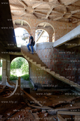 Wnetrze zamku w Lapalicach, polozonego miedzy Chmielnem...