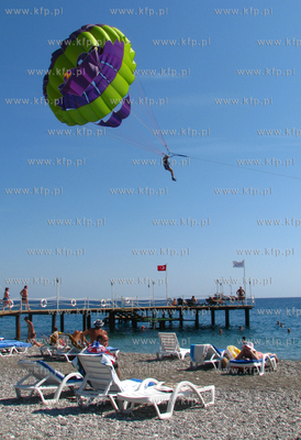 Atrakcja dla turystow, spadochron na uwiezi przy hotelu...