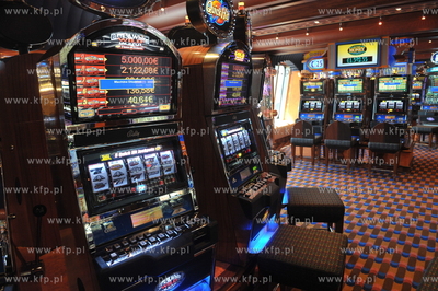 Statek wycieczkowy Costa Pacifica plywajacy pod wloska...