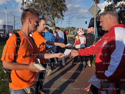 Gdansk. Mecz towarzyski Polska - Niemcy. Nz. wolontariusze...