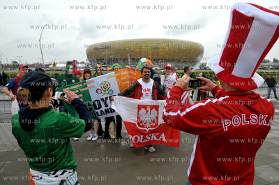 Gdansk. Hiszpanscy i irlandzcy kibice w drodze na PGE...