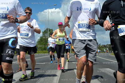 Zawodnicy na trasie I PZU Gdansk Maraton.Skrzyzowanie...