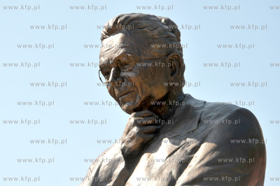 Montaz pomnika Anny Walentynowicz na skwerze jej imienia...