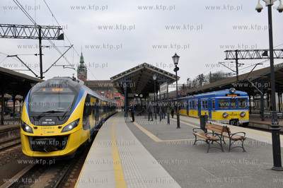 Dworzec Glowny w Gdansku.  Nowy pociag SKM Impuls rozpoczal...