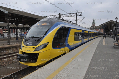 Dworzec Glowny w Gdansku.  Nowy pociag SKM Impuls rozpoczal...