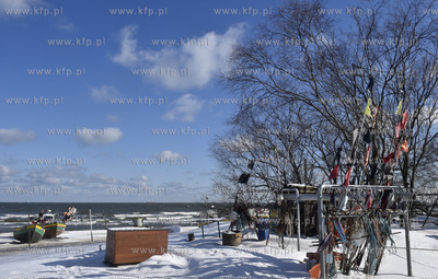 Sopot zimą. Łodzie rybackie na plaży przy przystani...