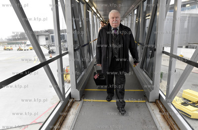 Lotnisko w Billund w Danii. Lech Wałęsa wraza z podróży...