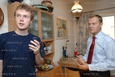Wyborcza niedziela - Donald Tusk z synem Michalem przygotowuja...