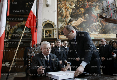 Gdansk. W Dworze Artusa zostala wystawiona ksiega Kondolencyjna....