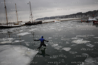 Gdynski Basen Jachtowy. Strazacy Jednostki Ratowniczo...