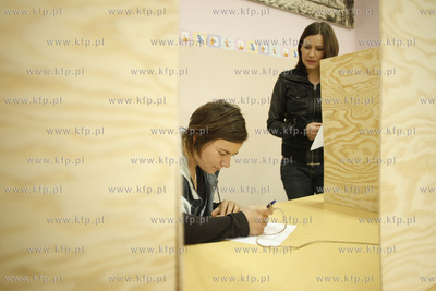 Gdansk. Wybory do Rad Dzielnic. Glosuje poslanka Agnieszka...