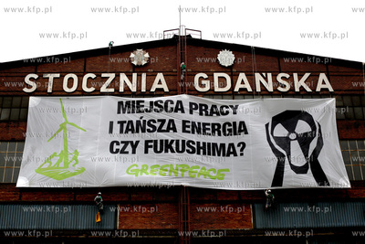 Stocznia Gdanska. Aktywisci Greenpeace rozwiesili na...