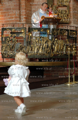 Ksiadz pralat Henryk Jankowski odprawia niedzielna...