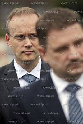 Gdansk. Zlozenie kwiatow pod pomnikiem Poleglych Stoczniowcow...