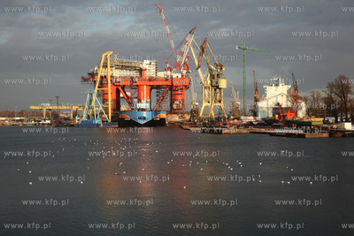 Platforma wiertnicza w Stoczni Remontowej w Gdansku.
13.12.2012
fot....