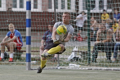 Gdansk Zaspa. Pilkarski turniej dzikich druzyn Do przerwy...
