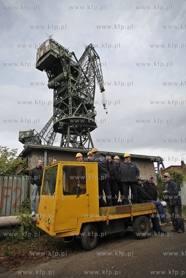 Strajk w Stoczni Gdanskiej. Stoczniowcy zadaja wyplacenia...