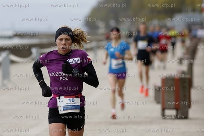 Gdynia. Bieg Europejski. Nz. biegacze na bulwarze nadmorskim.
07.05.2017
fot....