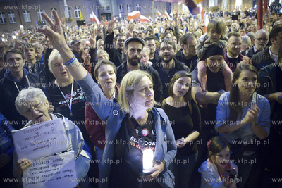 Gdańsk. Łańcuch światła, protest przed Sądem...