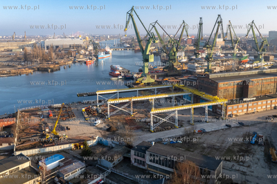 Stocznia Gdańska. Podczas operacji przesuwania patrolowca...