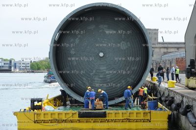 Port w Gdansku. Przeladunek elementu urzadzenia do...