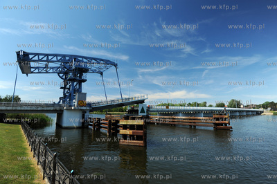 Dziwnow. Drogowy most zwodzony na rzece Dziwnie laczacy...