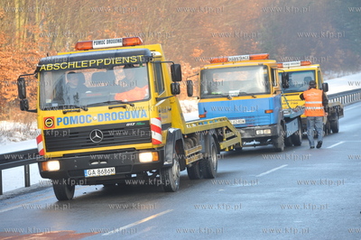 Karambol na trojmiejskiej obwodnicy na wysokosci zjazdu...