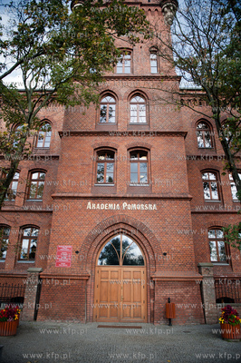 Slupsk. Budynek Akademii Pomorskiej.
07.10.2011
fot....