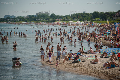 Sopot. Tlum plazowiczow wypoczywajacych w upalna i...