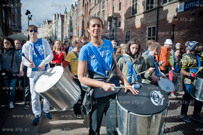Gdansk. Ulica Dluga. Parada z udzialem bebniarzy, tancerzy...
