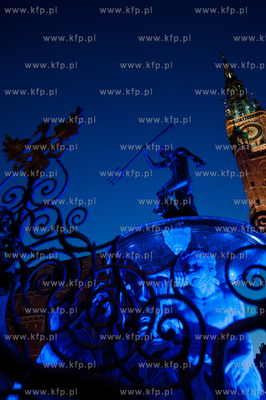 Gdansk. Dlugi Targ. Podswietlone na niebiesko Fontanna...