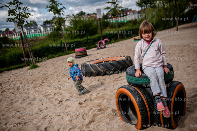 Gdansk. Ujescisko. Nowo powstaly Ekologiczny plac zabaw...