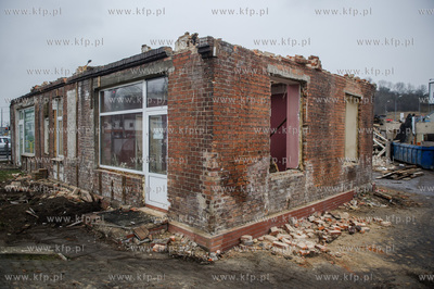 Gdansk. Rozbiorka budynkow znajdujacych sie przy skrzyzowaniu...