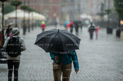 Gdańsk. Długi Targ. Intensywne opady deszczu i silne...