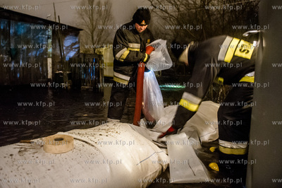 Gdańsk. Prowadzona przez strażaków akcja stawiania...