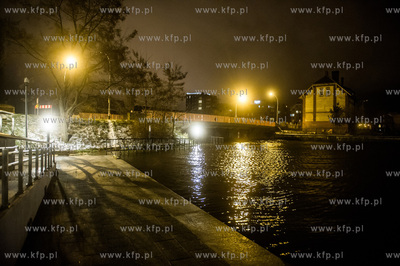 Gdańsk. Wysoki poziom wód Motławy, który jest efektem...