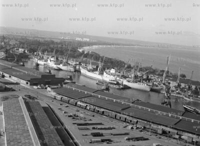 Widok z latarni morskiej w Nowym Porcie na Port Gdańsk....