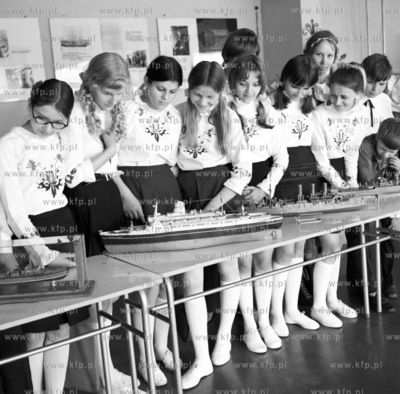 Uczniowie ze Szkoly Podstawowej nr 67 na ul. Zabi Kruk...