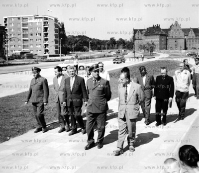 Spacer delagacji gosci aleja Leninradzka pozniejszym...